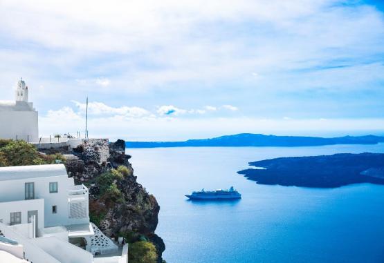 Pearl on the Cliff Insula Santorini Grecia