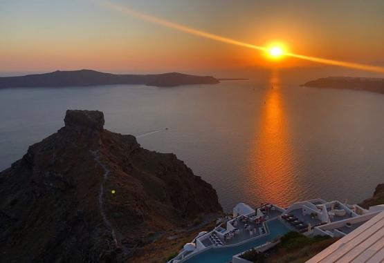 Pearl on the Cliff Insula Santorini Grecia