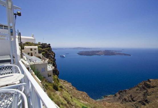 Pearl on the Cliff Insula Santorini Grecia