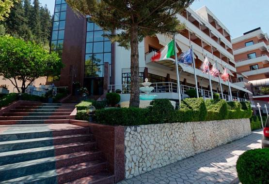 New York  Vlore Regiunea Albania